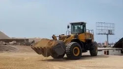 Фронтальный погрузчик ZL50T для работы с песком